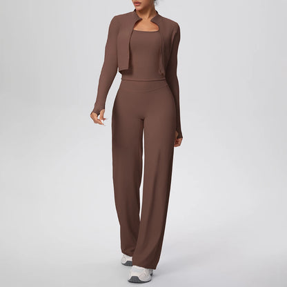 Sport-Set mit kurzem Jäckchen und weiter Hose, Top mit Ausschnitt, braun
