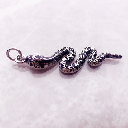 Schmuckanhänger Schlange aus 925 Sterlingsilber mit Emaille, seitliche Ansicht