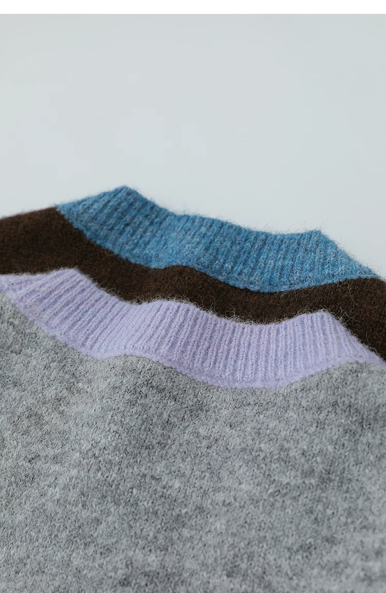 Gestrickter Damenpullover mit farbigen Rippenstreifen in Hellblau, Braun und Flieder