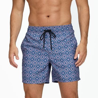 Kurze Herren-Shorts mit Print, Reißverschlusstaschen und schnelltrocknendem Material – ideal für Strand und Sport.