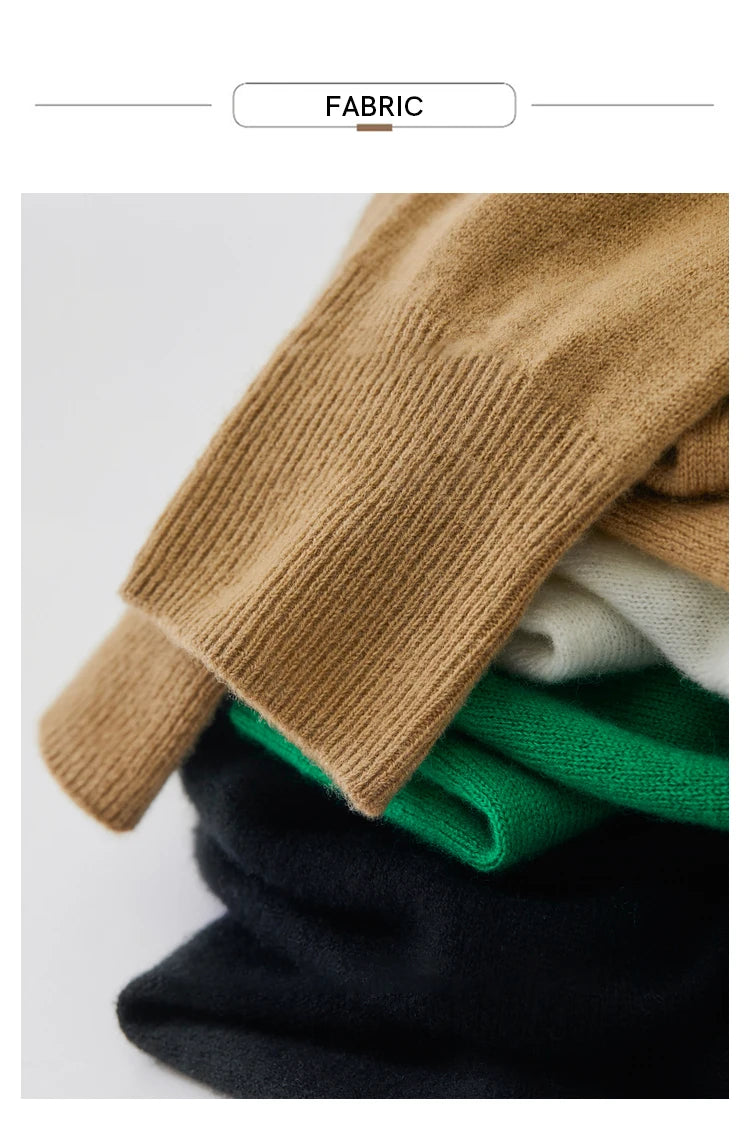 Beigefarbener Strickpullover im Detail mit geripptem Bündchen