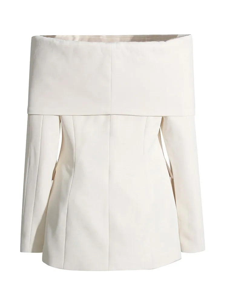 Elegantes Damen-Kleid mit Rundhalsausschnitt, kurzen Ärmeln und unregelmäßigem Patchwork-Design – figurbetont und stilvoll.