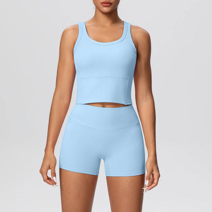 Damen-Yoga-Set in Hellblau: frontales Set aus Croptop ohne Ärmel und kurzen Shorts.