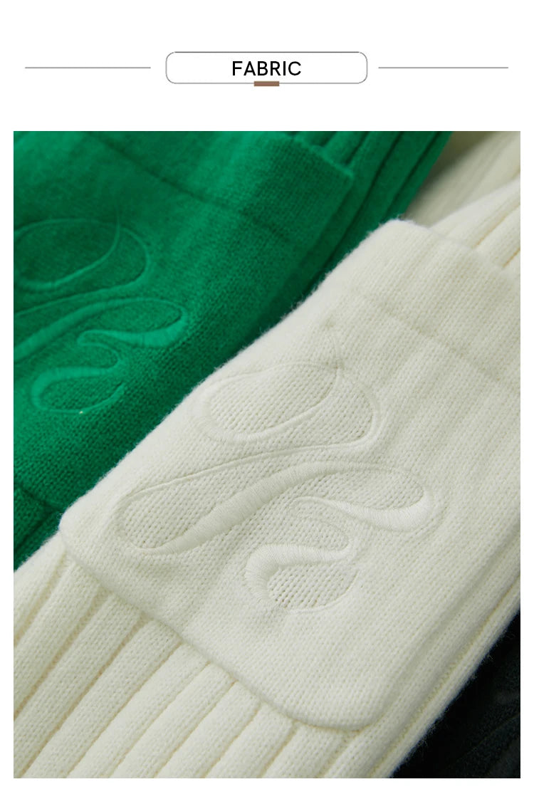 AMII Strickstoffdetail: Grün und Off-White mit besticktem Muster