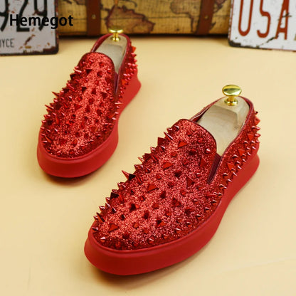 Herren-Loafer mit Rundspitze, rotem Glitzer und Nietenbesatz, Slip-on