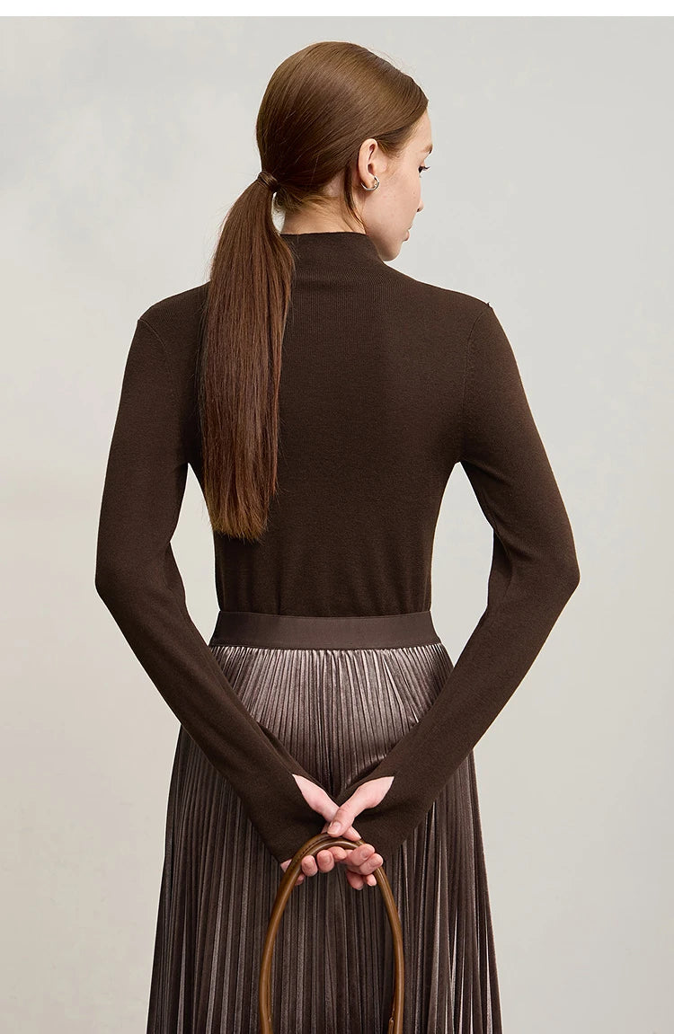 Damenpullover mit Stehkragen, braun, Rückansicht mit kontrastierendem Patchwork-Streifen.