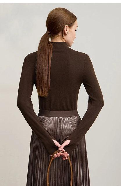 Damenpullover mit Stehkragen, braun, Rückansicht mit kontrastierendem Patchwork-Streifen.