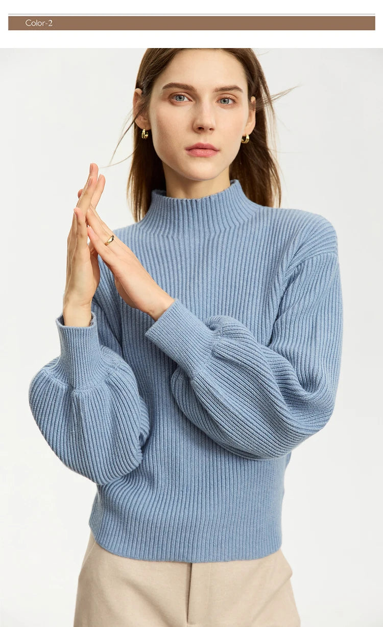 Hellblauer Wollpullover mit Stehkragen, gerippter Struktur und weitem Ärmel
