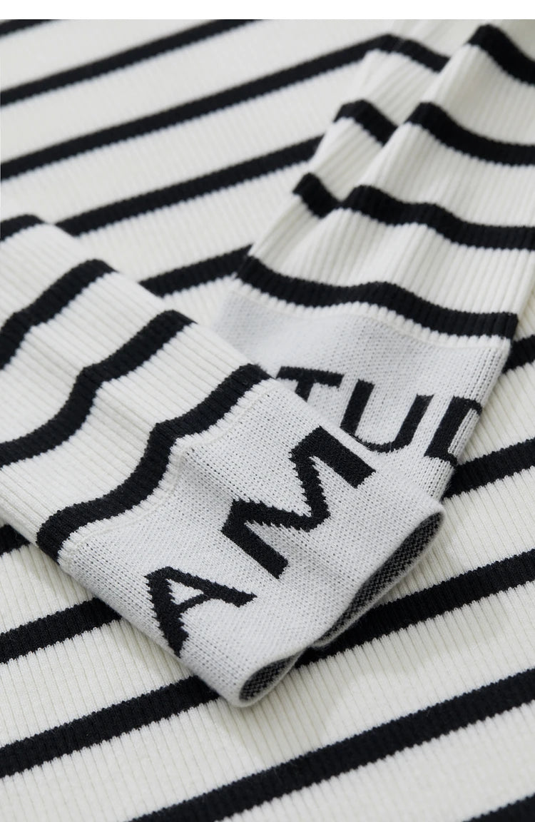 Damenpullover mit dunklen Streifen und Ärmelbündchen mit AMII-Schriftzug