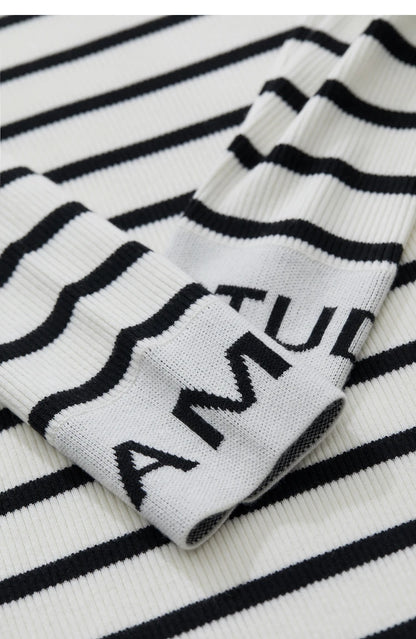 Damenpullover mit dunklen Streifen und Ärmelbündchen mit AMII-Schriftzug