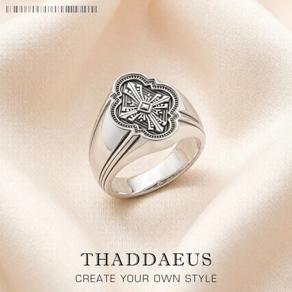 Silberner Ring mit Kreuz-Relief und graviertem Muster, breiter Schaft