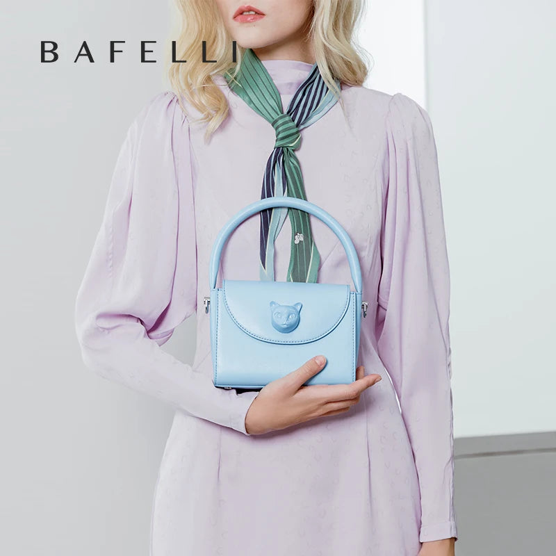 Damen-Ledertasche in Hellblau mit Katzenklappe und Crossbody-Design am Körper