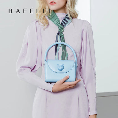 Damen-Ledertasche in Hellblau mit Katzenklappe und Crossbody-Design am Körper