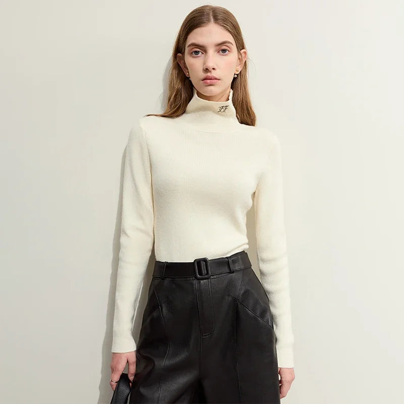 Damen-Rollkragenpullover, cremeweißer Slim-Feinstrick mit Stehkragen