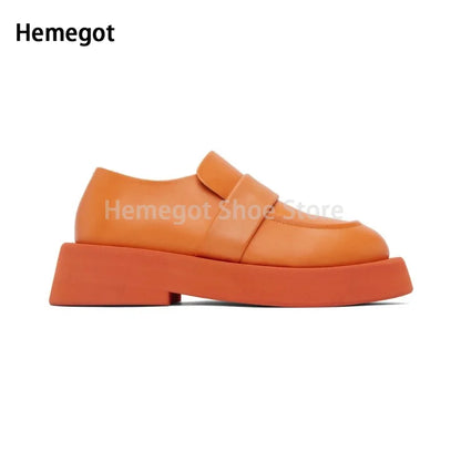 Herren-Slipper mit dicker Sohle, orangefarbenes Leder, Seitenansicht mit Schlupfverschluss