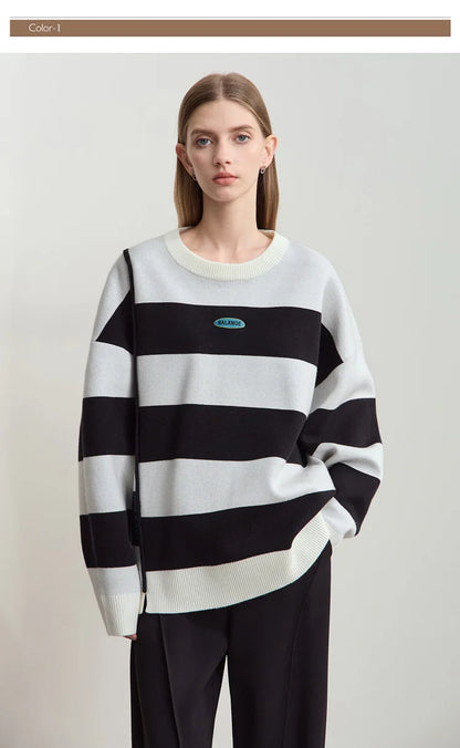 Damenpullover mit breiten schwarz-weißen Streifen und Rundhalsausschnitt