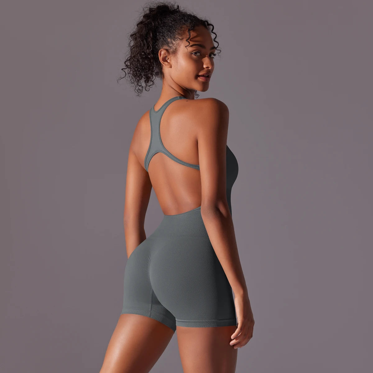 Nahtloser Yoga-Body mit Kurzshorts, grau, Racerback und kurze Beine