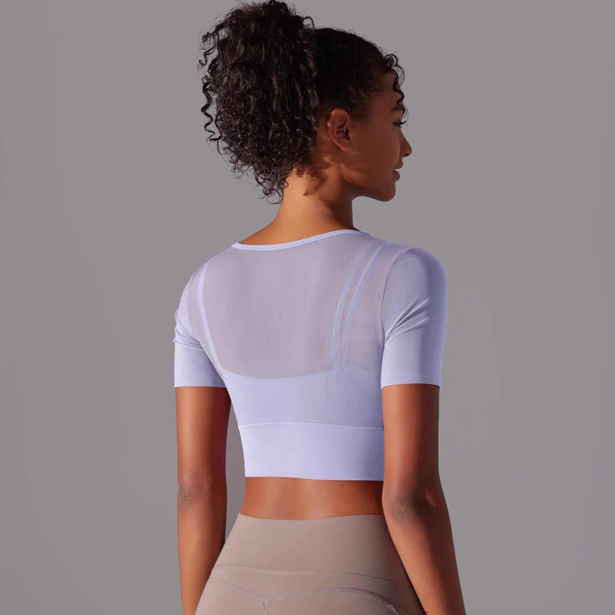 Rückansicht Kurzarm-Sporttop mit Cut-out, helles Lavendel-Lila