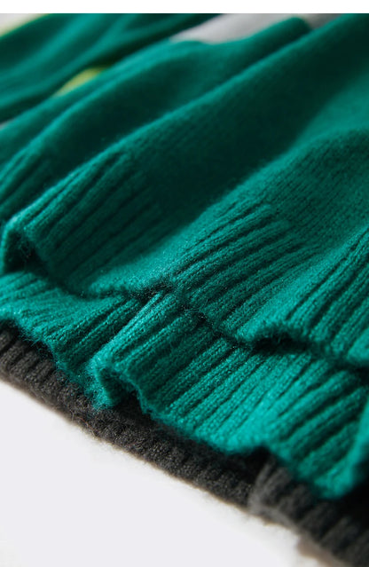 Strickpullover-Detail: gerippter Saum und Strickstruktur, teal mit dunklen Akzenten
