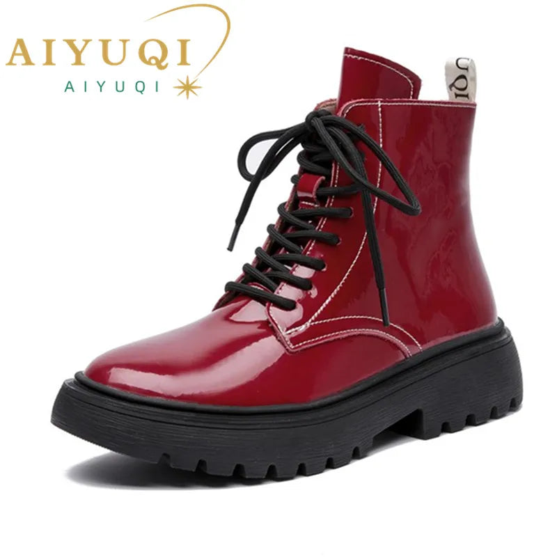 Glänzende rote Schnür-Stiefelette mit chunky Sohle, Knöchelhöhe und breitem Profil