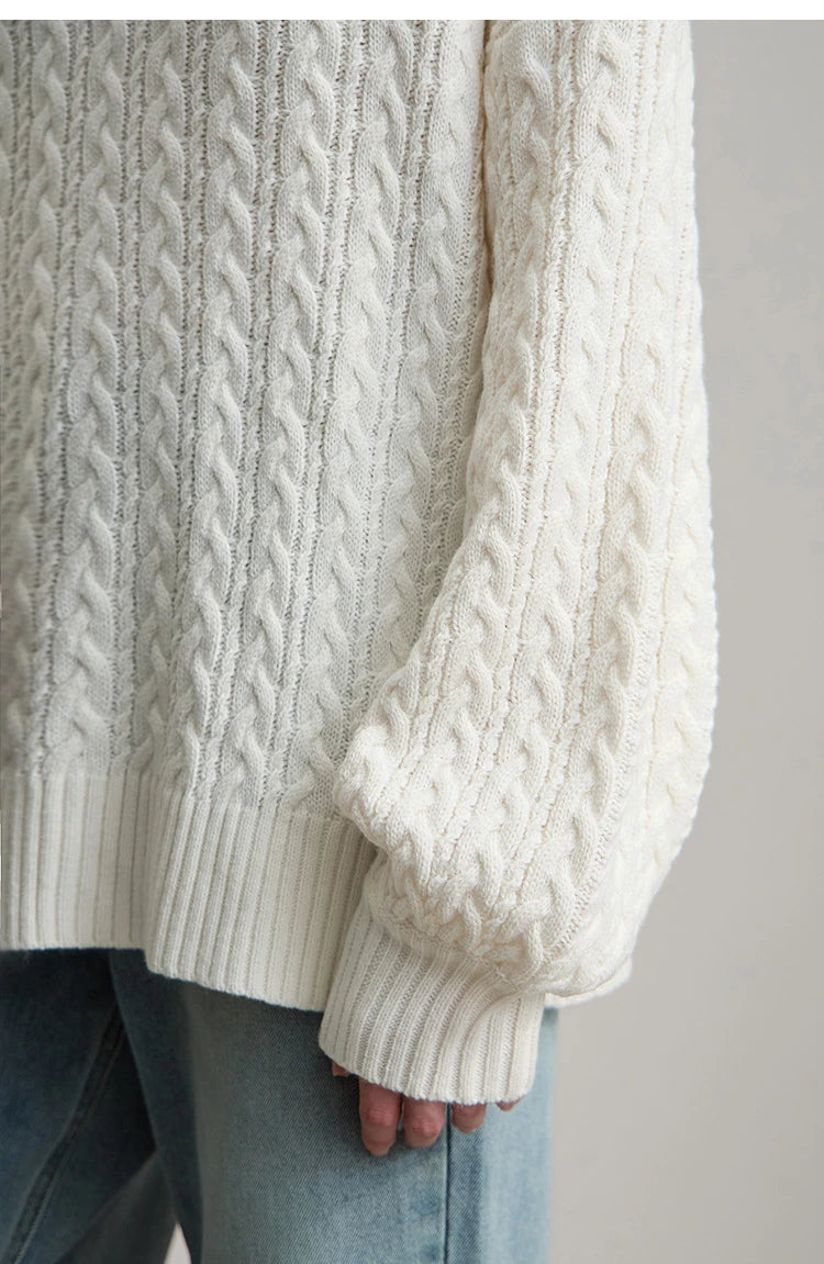 Damenpullover, Detailansicht der gerippten Bündchen und des Zopfmusters in creme