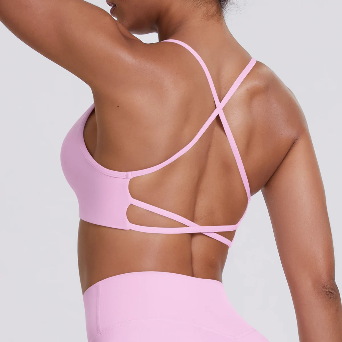 Hellvioletter Sport-BH Crop Top mit gekreuzten Rückenträgern und Aussparungen