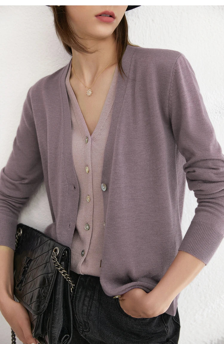 Damen-Wollstrickjacke, lila, Knopfleiste und V-Ausschnitt im Vorderbereich