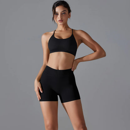 Hamidou nahtloses Yoga-Set in Schwarz: Sport-BH und hohe Shorts, Frontansicht