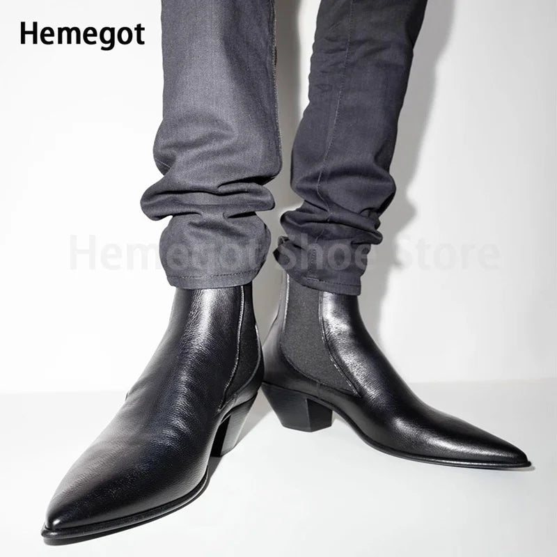 Schwarze Chelsea-Boots am Bein getragen, spitze Form und Blockabsatz
