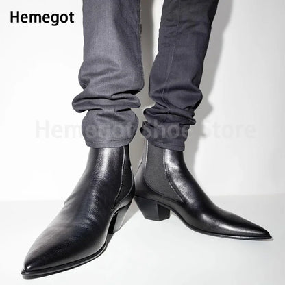 Schwarze Chelsea-Boots am Bein getragen, spitze Form und Blockabsatz