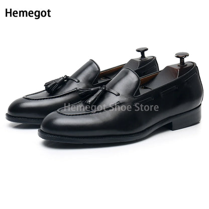 Schwarze Ledermokassins mit Quasten, Slip-on, flache Sohle mit Absatz