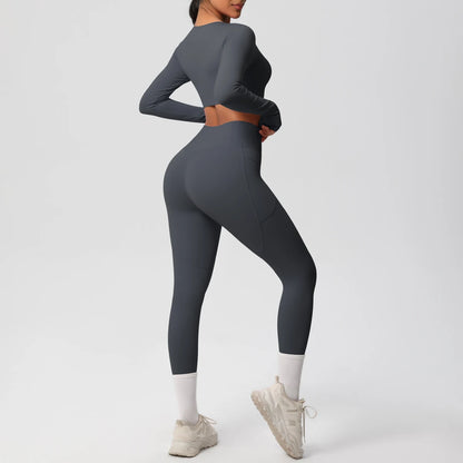 Dunkelblaues Yoga-Set in Seitenansicht, Leggings mit weißem Knieschutz
