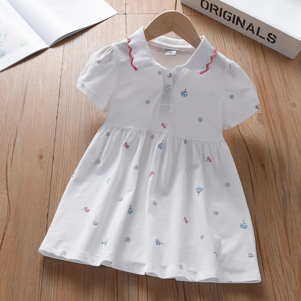 Mädchenkleid weiß mit Knopfleiste, kurzen Ärmeln und Faltenrock, kleines Allover-Muster