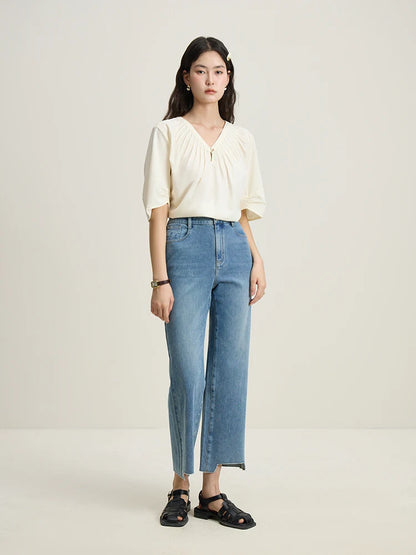 Elegantes Damen-T-Shirt in Weiß mit einzigartigem Design und vielseitigem Kragen – ideal für den Sommer.