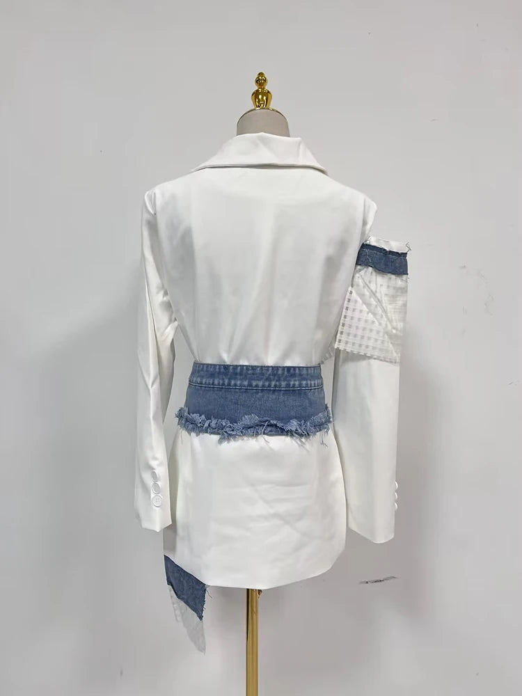 Ärmelloses Damen-Kleid mit Karree-Ausschnitt und Patchwork-Rüschen im minimalistischen Design – stilvoll und elegant.