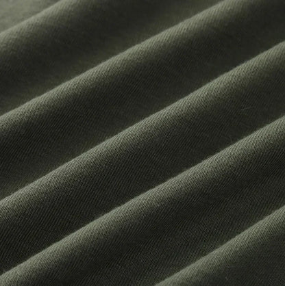 Weite Herren-Sommerhose mit Streifenmuster und Schlitz – lässig und vielseitig für den Alltag