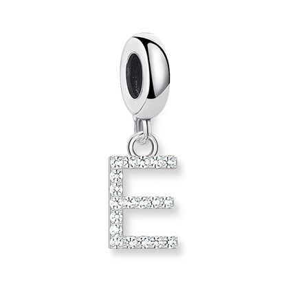 Buchstaben-Charm-Anhänger aus 925er Sterlingsilber mit Strassbuchstabe E und dunklem Stein oben.