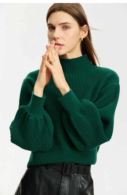 Dunkelgrüner Wollpullover mit Stehkragen und weitem Laternenärmel, gerippt