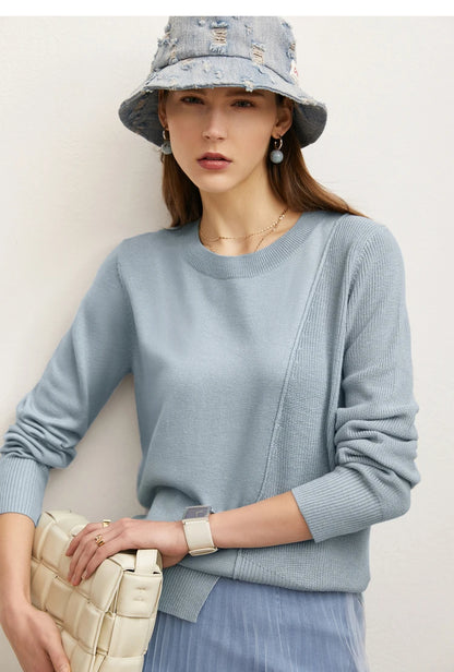 Hellblauer Damenpullover im Detail: Rundhals, lange Ärmel und feine Strickstruktur