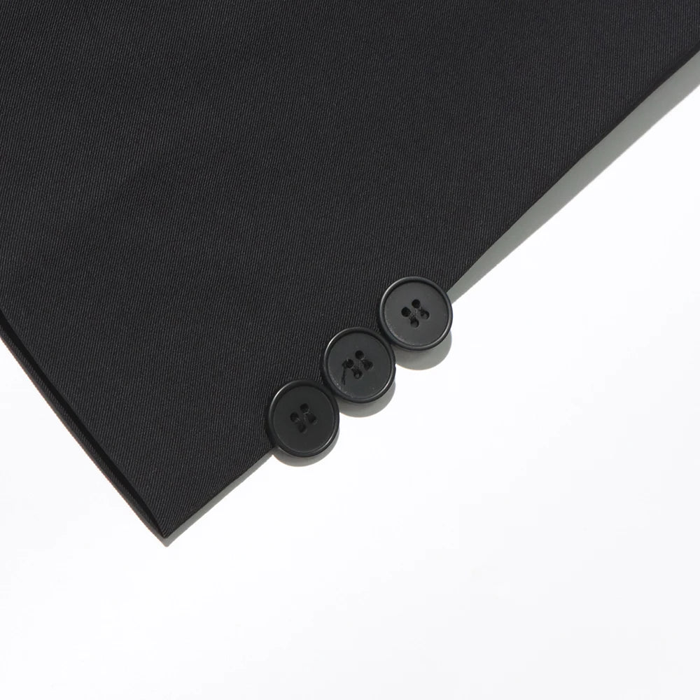 Ärmelloses Damen-Kleid mit Karree-Ausschnitt und Patchwork-Rüschen im minimalistischen Design – stilvoll und elegant.