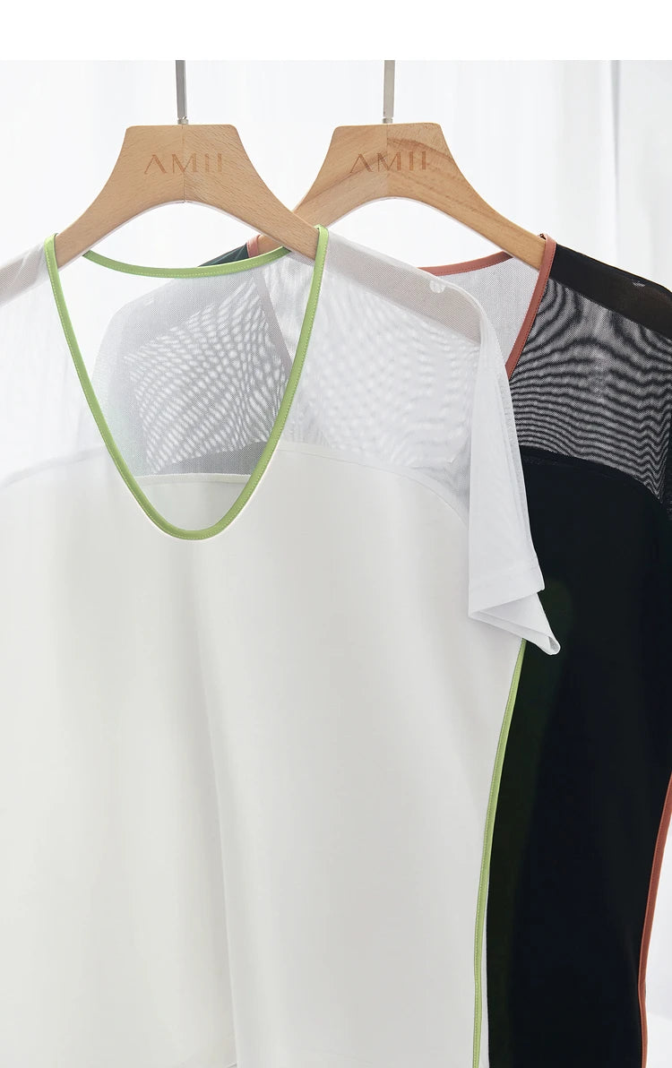 Damen T-Shirt im Minimalismus-Stil mit V-Ausschnitt und Kontrastnähten