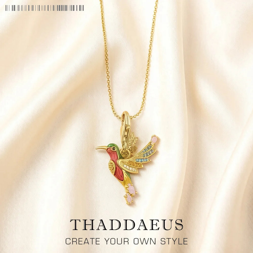 Bunte Kolibri-Halskette mit goldfarbener Kette und farbigem Vogel-Anhänger