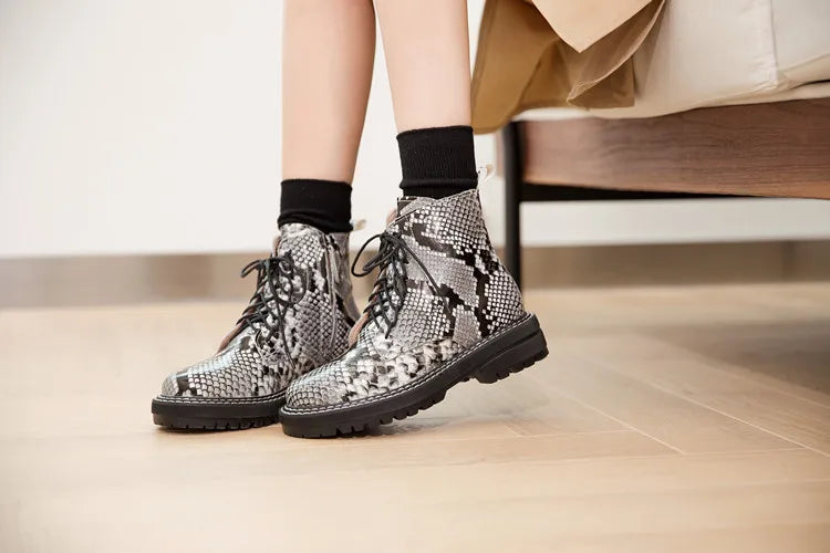 Schwarze/weiße Schlangenleder-Schnürstiefelette mit dicker Profilsohle, knöchelhoch