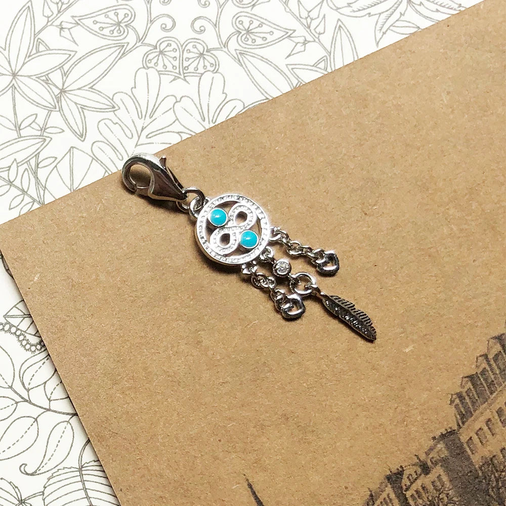 Silberner 925-Anhänger am Armband mit Traumfänger-Motiv, türkisfarbenen Steinen, Herzen und Feder