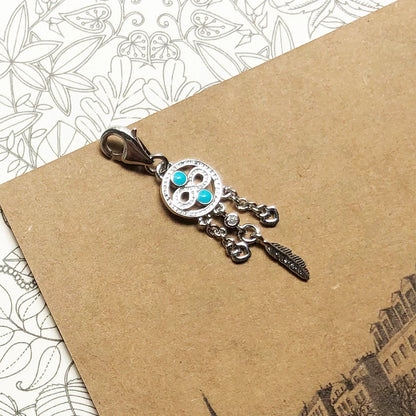 Silberner 925-Anhänger am Armband mit Traumfänger-Motiv, türkisfarbenen Steinen, Herzen und Feder