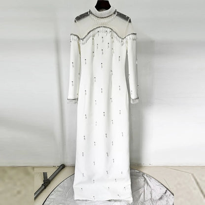 Elegantes ärmelloses Minikleid mit Rundhalsausschnitt und Patchwork-Schal für Damen – figurbetont und stilvoll.
