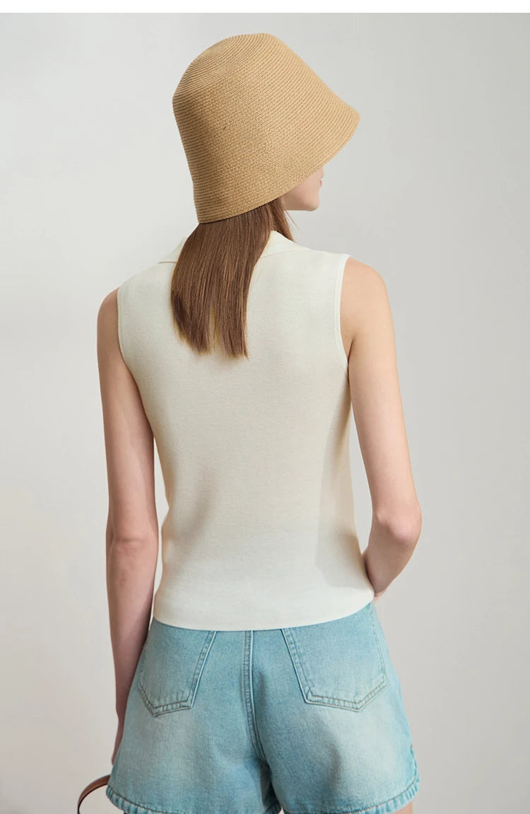 Rückansicht eines ärmellosen Strickpullovers mit V-Ausschnitt, beige