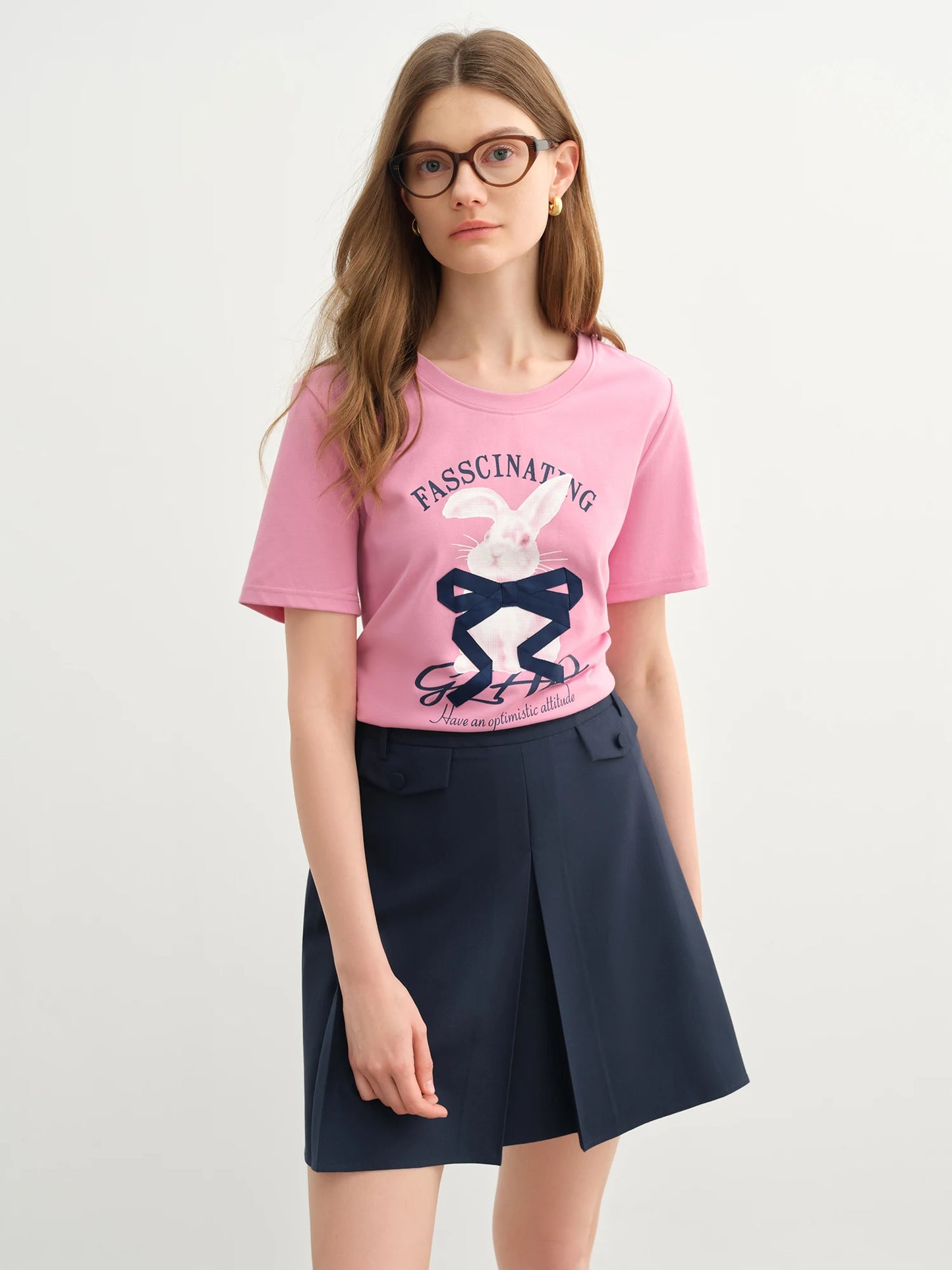 Schwarzes Damen-Frühlingsshirt mit Spitzenbesatz und V-Ausschnitt – Figurbetontes Strickdesign für Büro und Freizeit, wahlweise mit kurzen oder langen Ärmeln.
