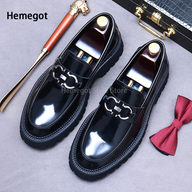Schwarze Lederschuhe mit Rundspitze, glänzendem Obermaterial und Schnallenbügel