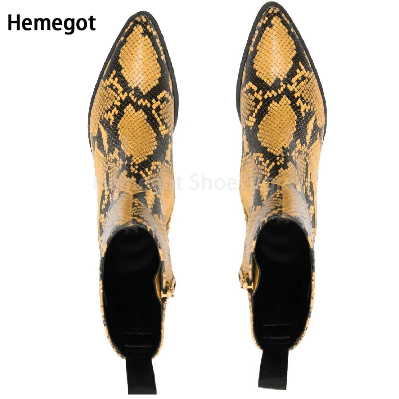 Paar Herren-Chelsea-Boots mit Schlangenmuster, spitze Zehen und hohem Schaft, gelb/schwarz